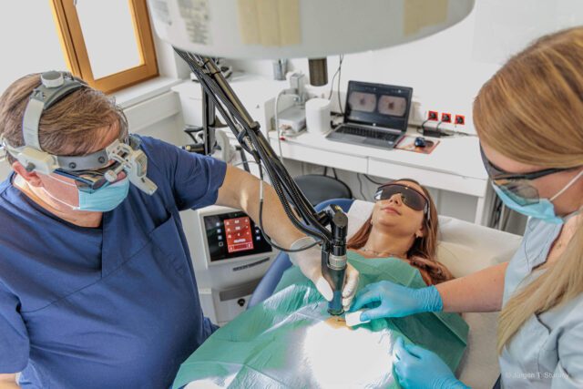 Hautarzt Dr. Thomas während der Hautkrebs Nachsorge