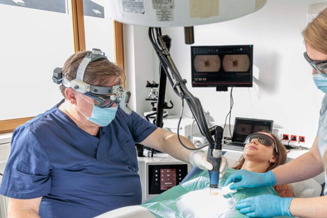 Hautarzt Dr. Thomas während der Hautkrebs Nachsorge